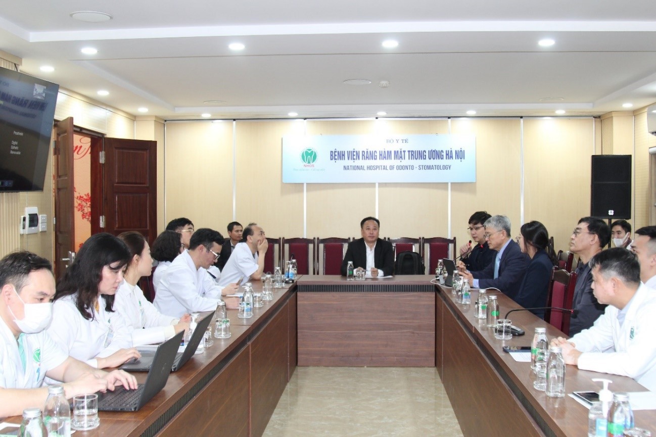 PGS.TS Trần Cao Bính - GĐ bệnh viện phát biểu tại buổi sinh hoạt khoa học